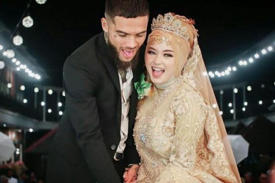 Sebulan Menikah, Yuk Intip Mesranya Diego Michiels dan Istri