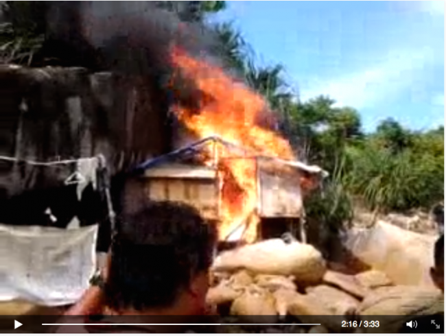 [VIDEO] Warga Tarempa Bakar Gubuk Diduga Tempat Maksiat
