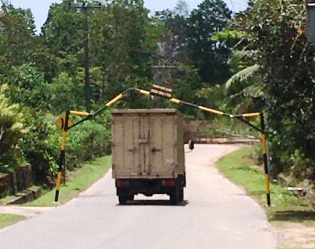 Meski Ada Larangan, Truk Berbobot Besar Nekat Terobos Jembatan Tirta Madu
