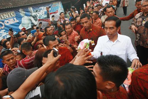 Bagi-bagi KIS, Warga Batam Antusias Tunggu Kedatangan Jokowi