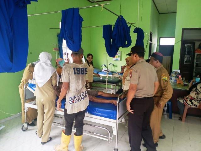 Pekerja Subkon PLN Terpental Usai Kesetrum saat Mengecat Tiang Listrik