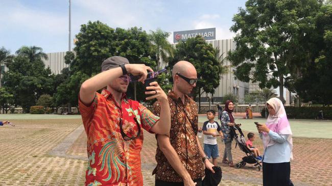 Bule Ikut Antusias Amati Gerhana Matahari di Batam
