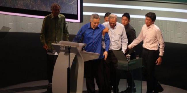PM Singapura Lee Hsien Loong Tiba-tiba Jatuh Saat Pidato