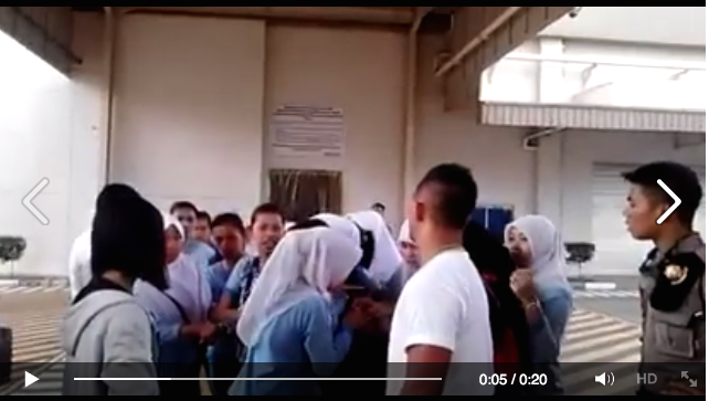 [VIDEO] Oknum Aparat Lecehkan Buruh Perempuan PT Philips Batam Banjir Kecaman. Cek di Detik 0:04