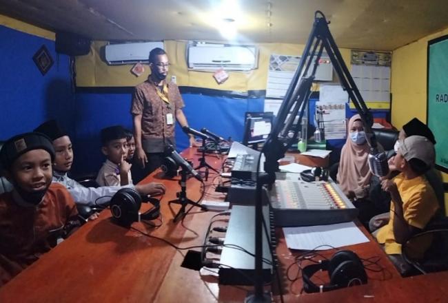 Siswa SDIT di Lingga Belajar Teknologi Komunikasi ke Studio RBTM