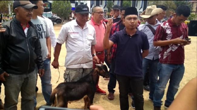 Warga Lampung Utara Potong Kambing Usai Bupati Ditangkap KPK