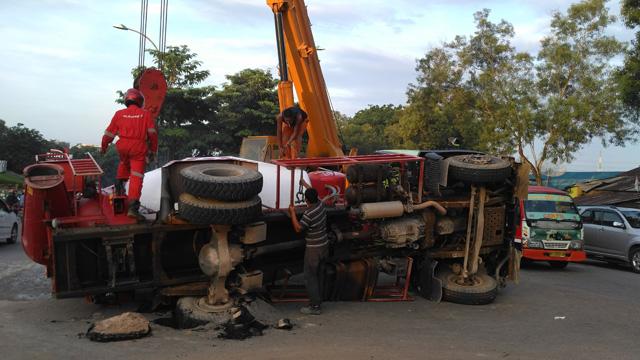 Truk Molen Tiba-tiba Rebah Kuda di Baloi Indah 