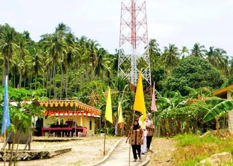 Minim Sinyal Warga Lingga Menyebrang Berjam-jam