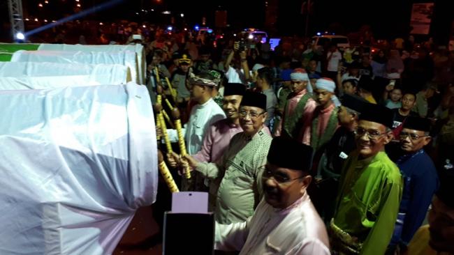 Bupati Karimun Melepas 45 Kendaraan Hias Untuk Pawai Takbir 