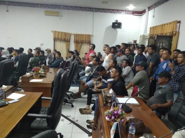 Sejak Malam, Warga Masih Bertahan di Kantor DPRD Natuna Lakukan Aksi Penolakan