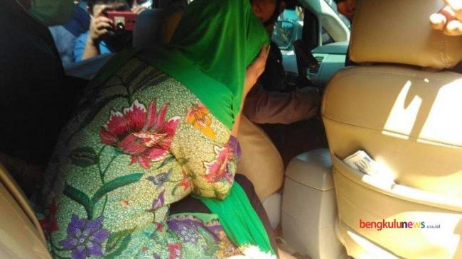 Istri Gubernur Bengkulu Menangis Digiring ke Mobil