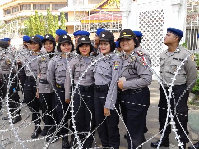 Polwan Cantik Sibuk Foto Narsis saat Demo Buruh di Batam