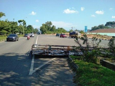 Baliho Roboh di dekat Terowongan Pelita Bahayakan Pengendara
