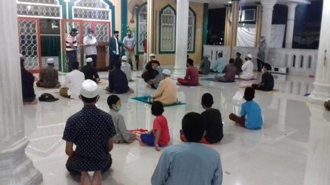 Warga Ngotot Salat Tarawih Berjemaah di Masjid
