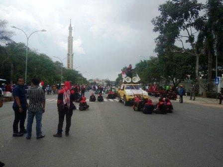 Massa Aksi FSPMI Mulai Tiba di Engku Putri, Salat Dulu Baru Unjuk Rasa