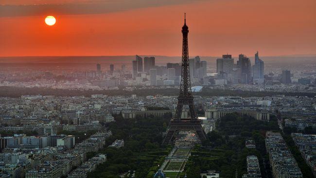 Jelang Olimpiade Menara Eiffel Bakal Berkilau Emas