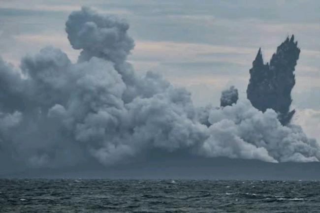 Dini Hari Tadi Gunung Anak Krakatau Alami 60 Kali Gempa Letusan