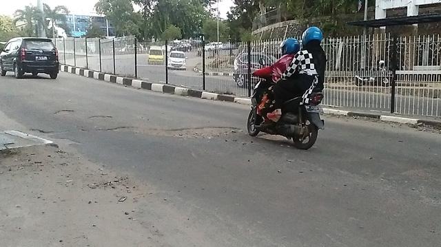 Jalan Berlubang di Sei Panas Tak Kunjung Diperbaiki, Maut Mengintai!