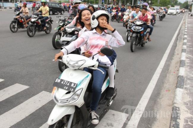 Pelajar SMA Tanjungpinang Pesta Lulus UN hingga Tengah Malam