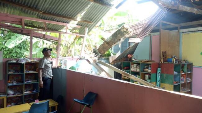Duh, Pohon Tumbang Timpa Bangunan TK di Karimun saat Murid Belajar