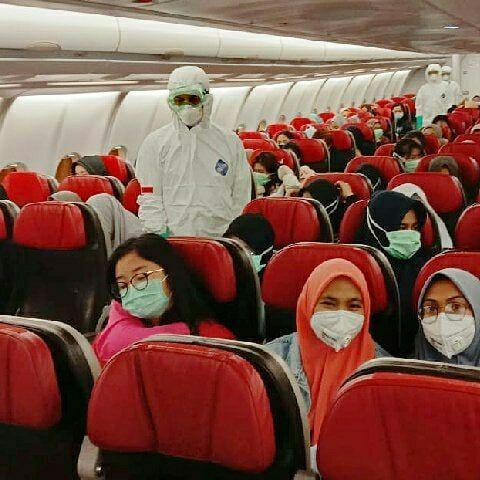 Senyuman WNI dari Wuhan di Atas Pesawat Evakuasi