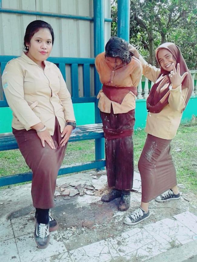 Heboh, Siswi SMA Ultah Diikat Teman-temanya di Halte Bus, Lalu Dilempari Telur
