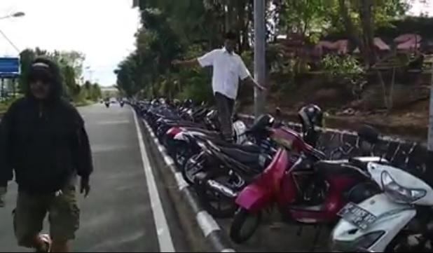 Video: Pria Ini Jalan di Atas Jejeran Kendaraan Gegara Trotoar Jadi Parkiran