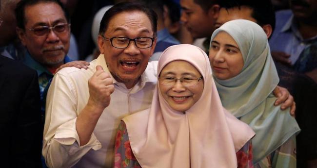 Pendukung Sambut Kebebasan Anwar Ibrahim dari Penjara 
