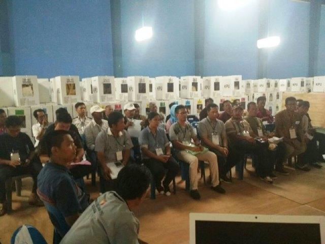 Rekapitulasi Suara PPK Batam Kota: di Dalam Tegang, di Luar Santai