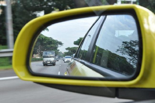 Ini Dia 5 Cara Mudah Merawat Spion Mobil Kesayangan