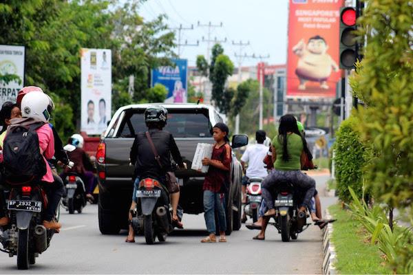 Sering Ditegur Guru, Dua Bocah Penjual Koran Putus Sekolah