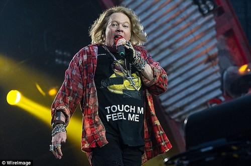 Tampil Gendut, Axl Rose Guns N Roses Minta Google Hapus Fotonya