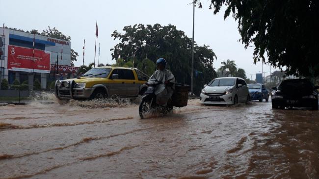 Hujan Tak Sampai Sejam, Jalan Protokol di Batam Centre Banjir