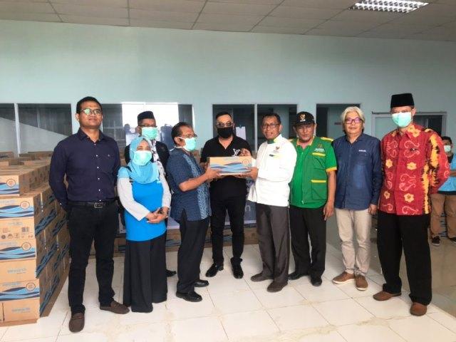 Uniba Donasikan Ribuan Botol Air Mineral ke Satgas Penanggulangan Covid-19