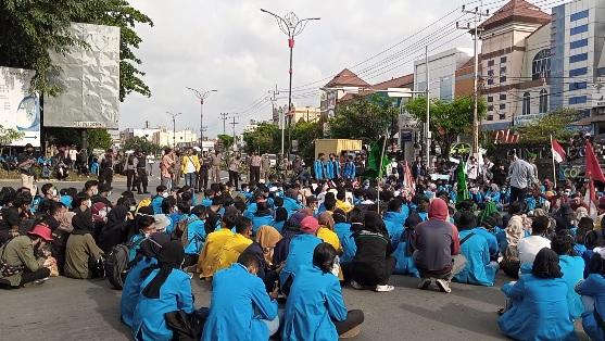 Demo Mahasiswa Tanjungpinang Duduki Simpang Lampu Merah Bincen
