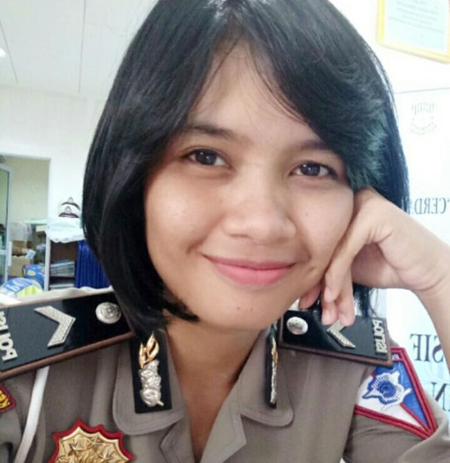 Polwan Cantik Bripda Rina Uli, Dilirik Pengendara Hingga Hampir Kecelakaan