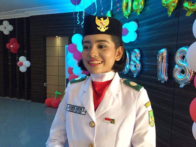 Jasmine, Pembawa Bendera Merah Putih yang Jago Bahasa Inggris