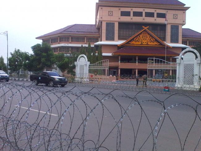 Pasukan Antihuru-hara dan Water Canon Kawal Demo Buruh di Batam