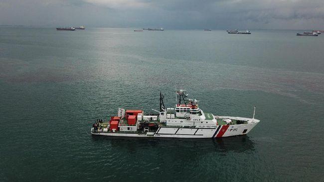 Dredger Sinks in Batam, 4 Boats Hold Oil Boom