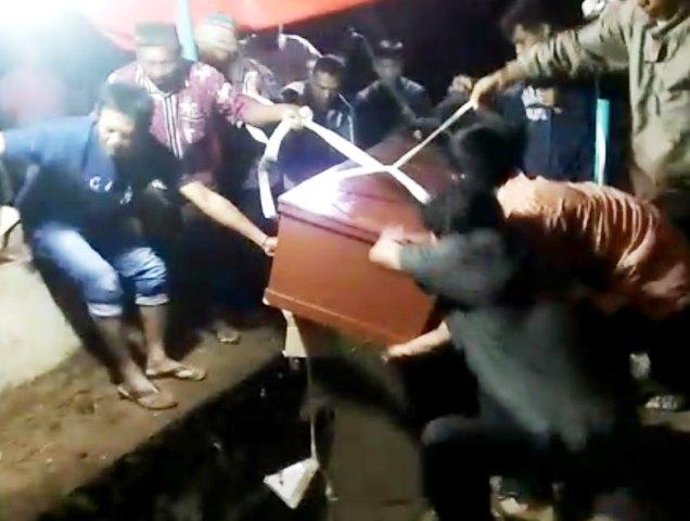 Jenazah Sri Wahyuni Disambut Hujan Air Mata di Magetan