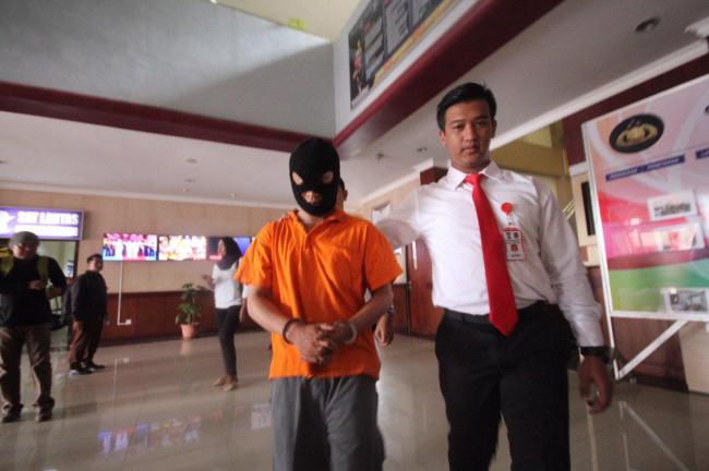 Penampakan Tersangka Pembunuhan di Bengkong Tertatih ke Ruang Penyidik
