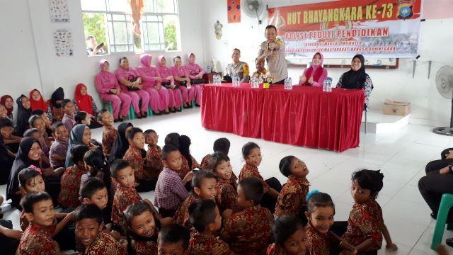 Cerianya Siswa-Siswi SD N Tebing Karimun Peroleh Hadiah Alat Tulis dari Pak Polisi