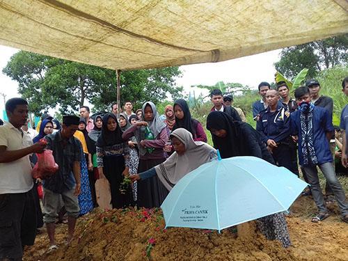 Suasana Sunyi Iringi Pemakaman Jasad Lia Arzalina 