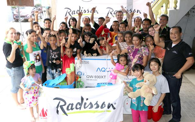 Manajemen Radisson Golf & Convention Center Kunjungi Panti Asuhan
