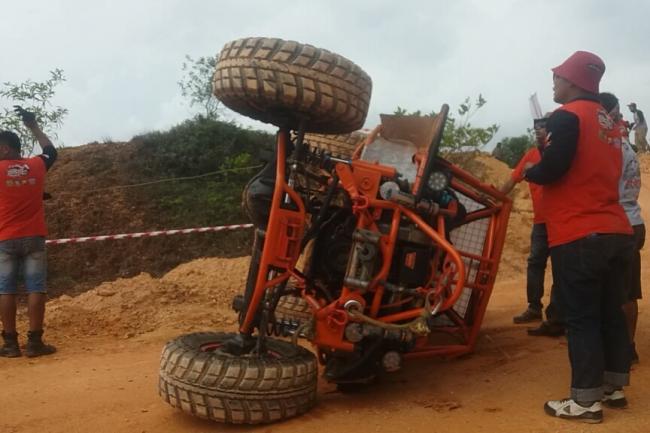 Mobil Offroad Milik Kapolda Kepri Terbalik