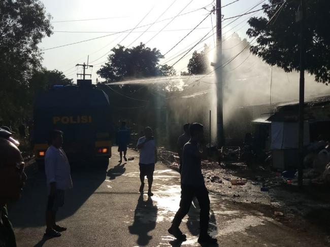 Kebakaran Gudang Penyimpanan Besi Tua di Punggur