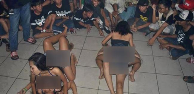 Foto-foto Ratusan Siswi SMP Gelar Striptis Party Bikin Geger