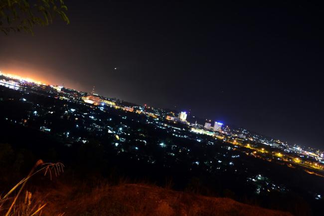 Menikmati Singapura dari Bukit Tanjung Uma Batam