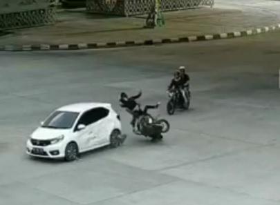 Rekaman CCTV:  Sehari 2 Pelanggaran Berbuah Tabrakan di Flyover Simpang Jam