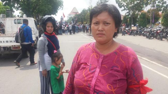 Berat Bayar Listrik, Ibu Rumah Tangga Ikut Turun ke Jalan